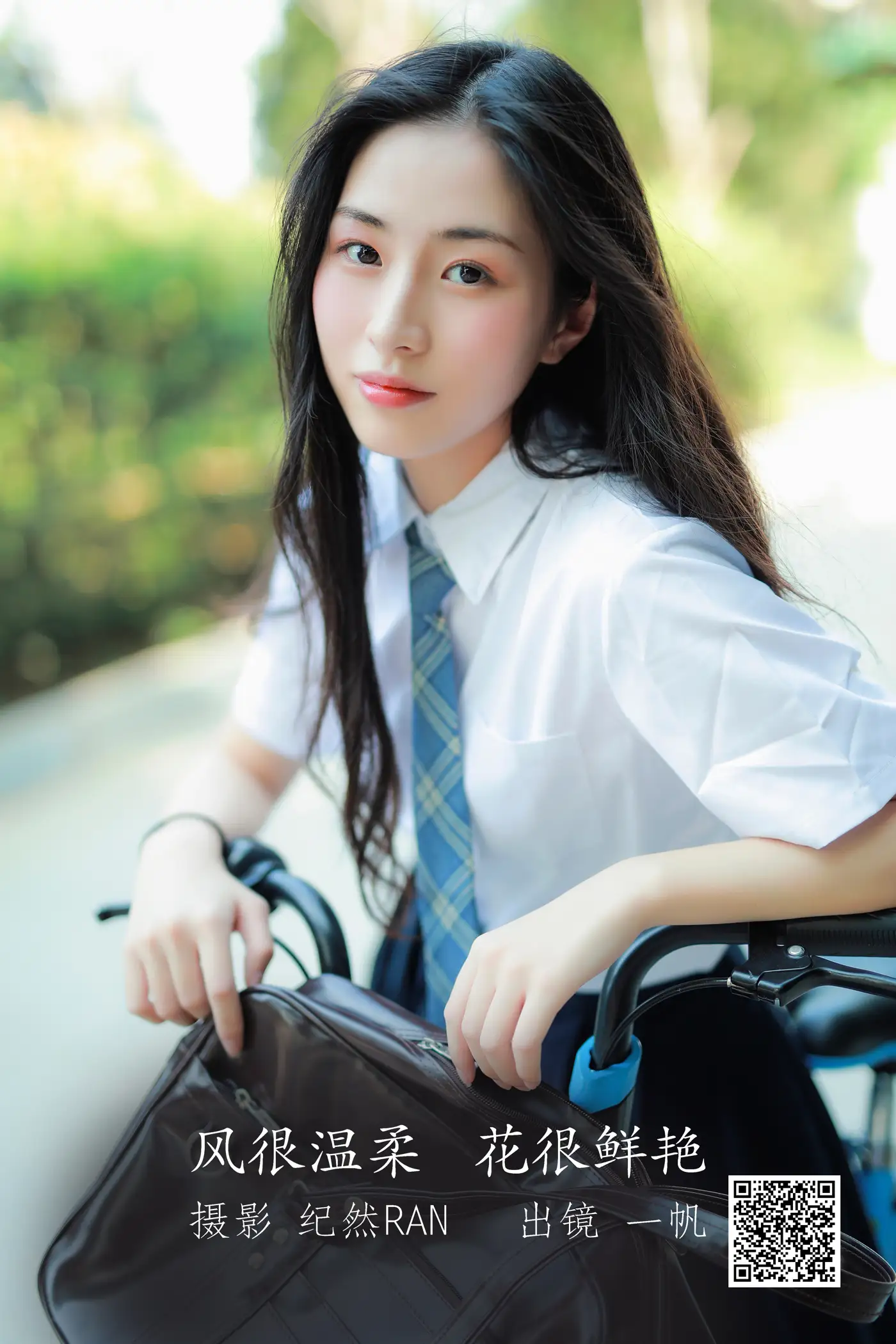 [艺图语] 2022.07.02 Vol.1350 – 风很温柔，花很鲜艳 一帆