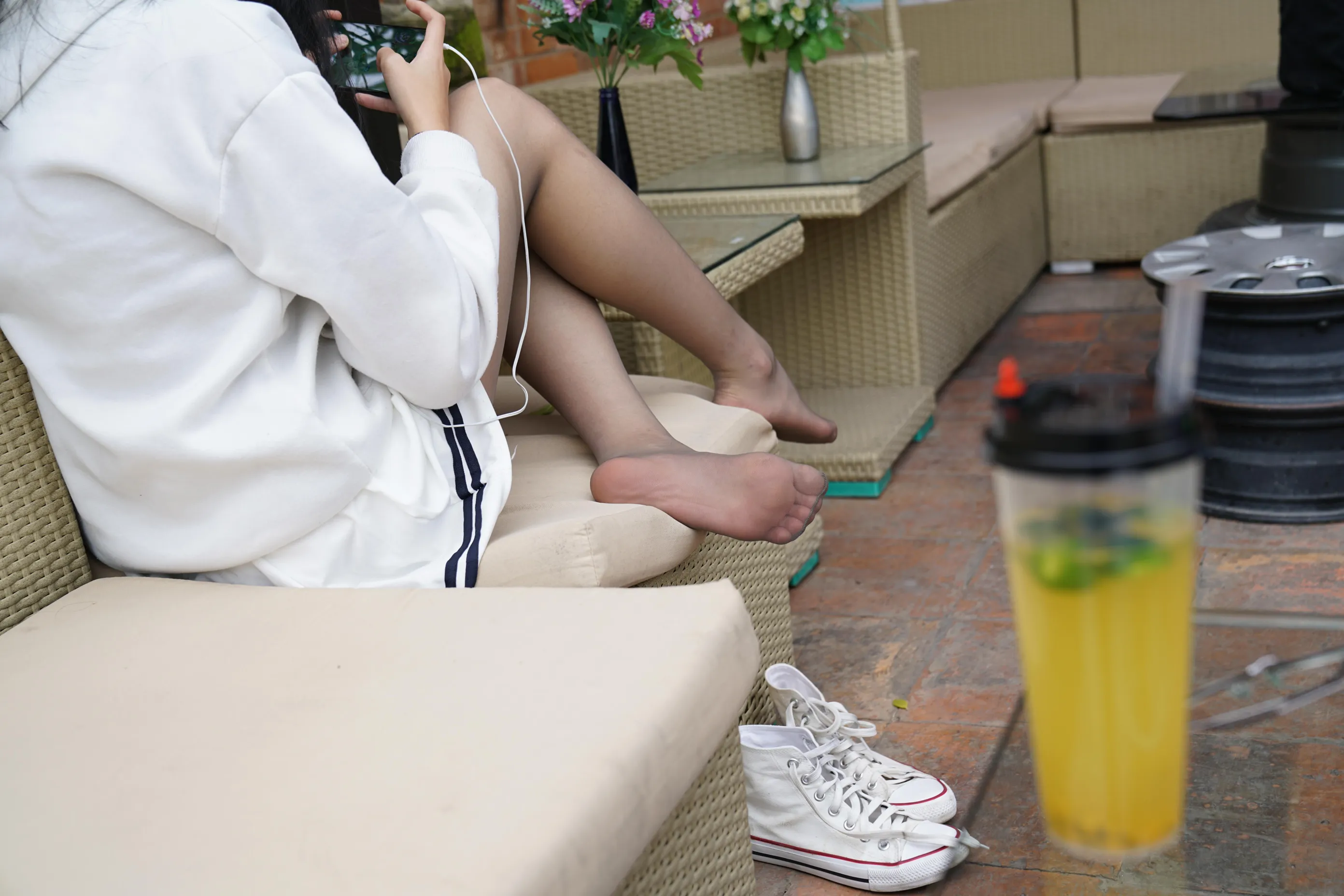 [爱美足] NO.003 青春期少女小霞无处安置的长腿丝足 街拍#[83P]-10