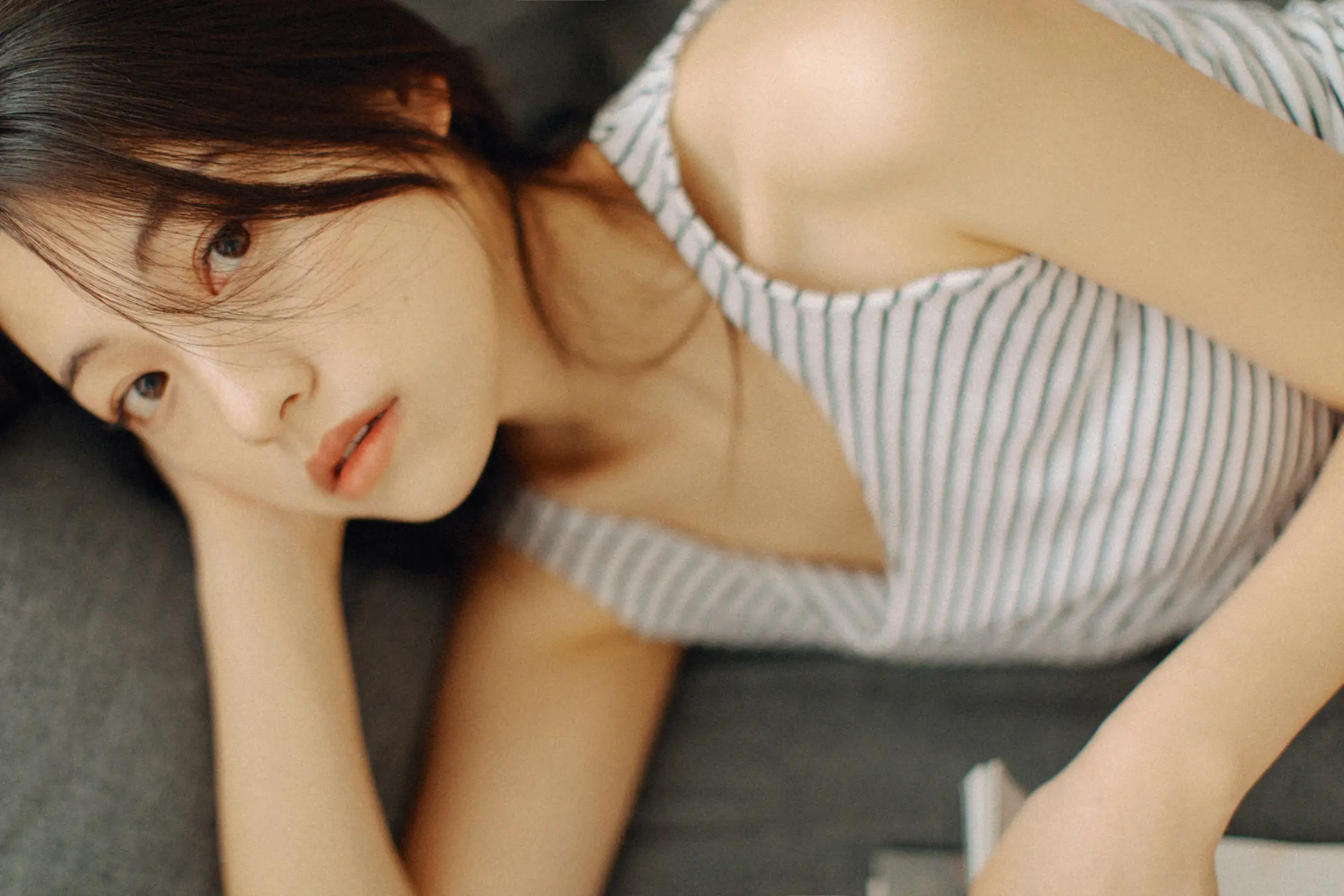[艺图语] 2022.06.01 Vol.1050 – 寝居女子写真集 九月#[34P]-1